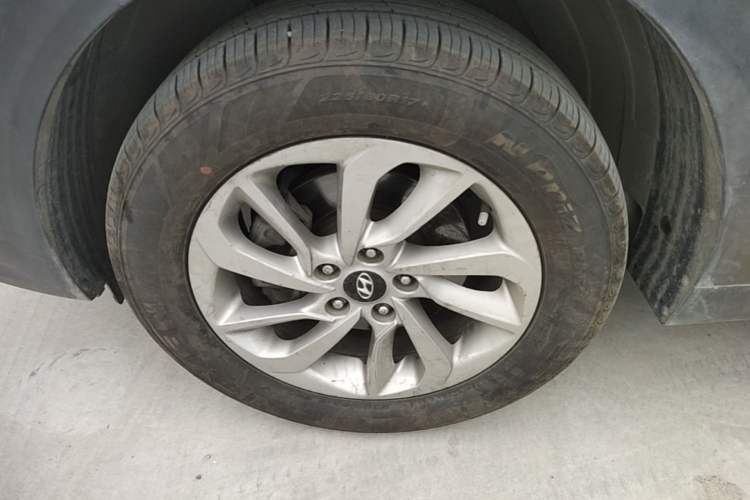 Used Hyundai Tucson 2015 1.6T Dual-Clutch Two-Wheel-Drive Smart Model Left Front Wheel Hub