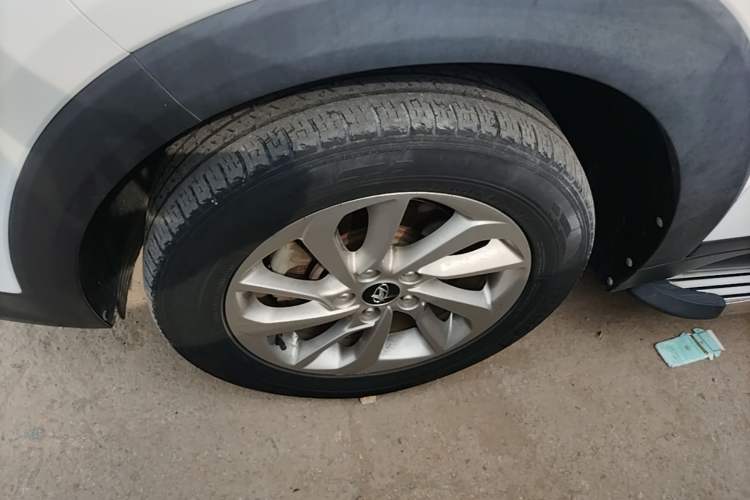 Used Hyundai Tucson 2015 1.6T Dual-Clutch Two-Wheel-Drive Smart Model Left Front Wheel Hub
