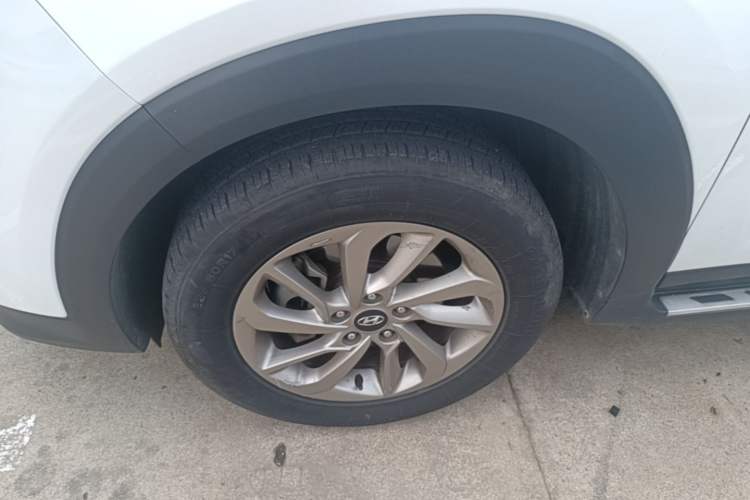 Used Hyundai Tucson 2015 1.6T Dual-Clutch Two-Wheel-Drive Smart Model Left Front Wheel Hub