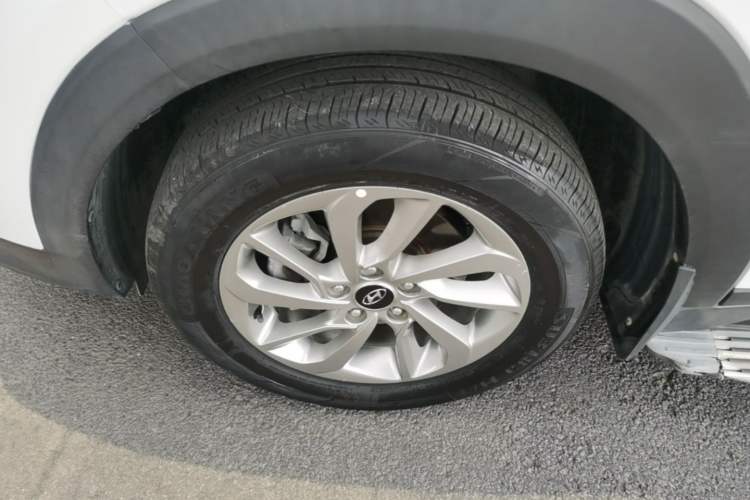Used Hyundai Tucson 2015 1.6T Dual-Clutch Two-Wheel-Drive Smart Model Left Front Wheel Hub