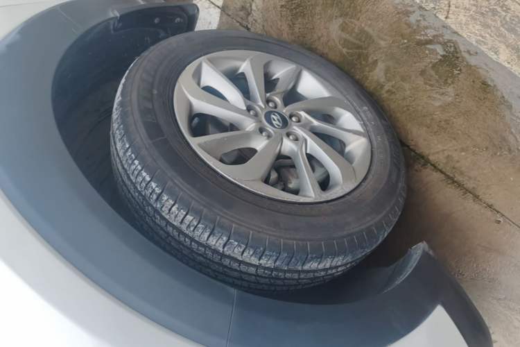 Used Hyundai Tucson 2015 1.6T Dual-Clutch Two-Wheel-Drive Smart Model Left Front Wheel Hub