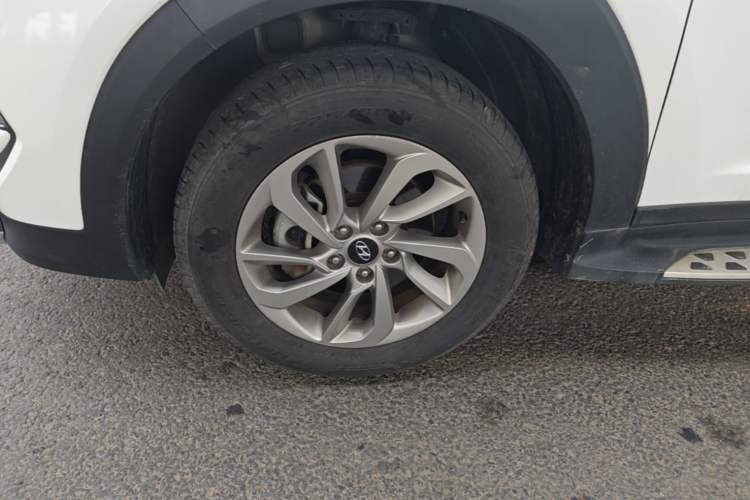 Used Hyundai Tucson 2015 1.6T Dual-Clutch Two-Wheel-Drive Smart Model Left Front Wheel Hub