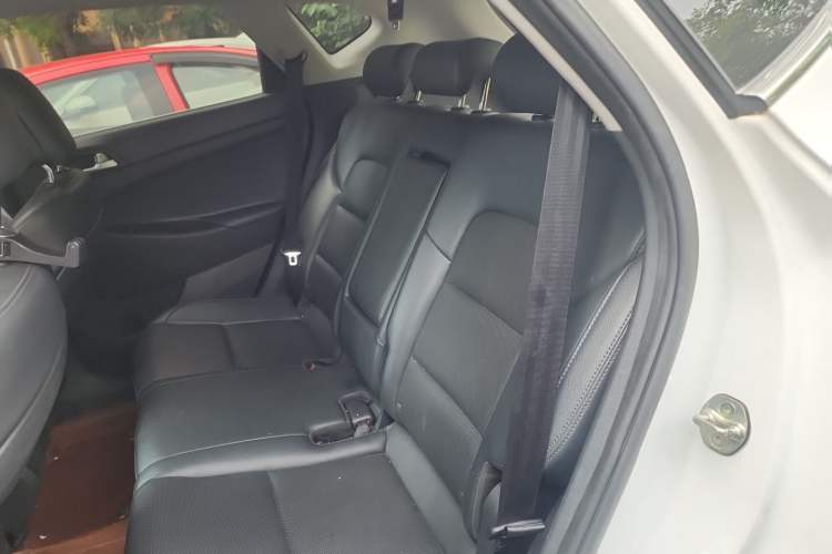 Used Hyundai Tucson 2015 1.6T Dual-Clutch Two-Wheel-Drive Smart Model Left Rear Seat