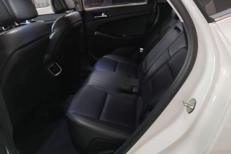 Used Hyundai Tucson 2015 1.6T Dual-Clutch Two-Wheel-Drive Smart Model Left Rear Seat