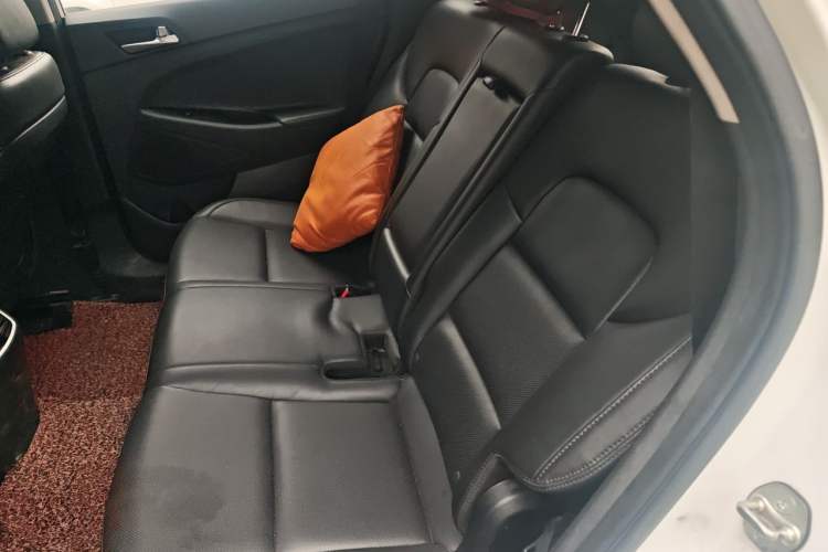 Used Hyundai Tucson 2015 1.6T Dual-Clutch Two-Wheel-Drive Leading Model Left Rear Seat