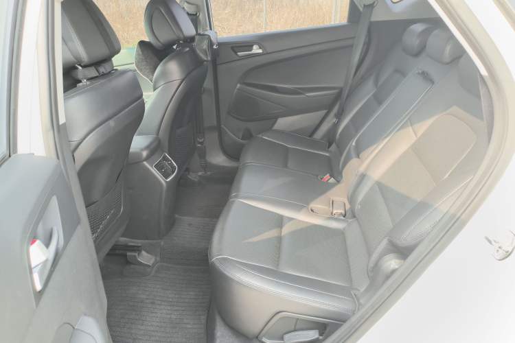 Used Hyundai Tucson 2015 1.6T Dual-Clutch Two-Wheel-Drive Leading Model Left Rear Seat