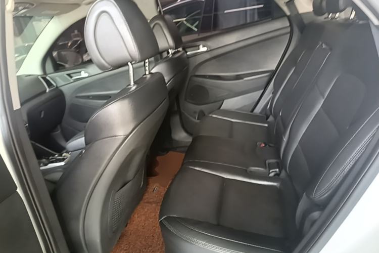 Used Hyundai Tucson 2015 1.6T Dual-Clutch Two-Wheel-Drive Leading Model Left Rear Seat