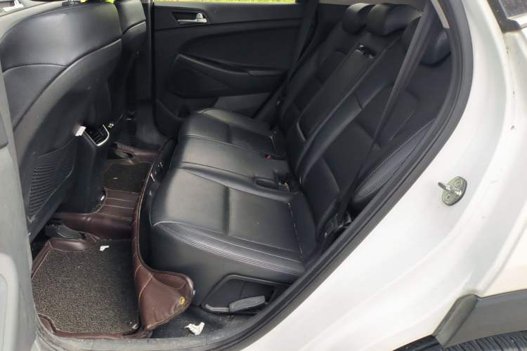 Used Hyundai Tucson 2015 2.0L Automatic Two-Wheel Drive Smart Version Left Rear Seat