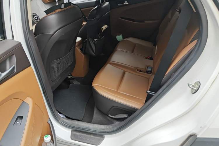 Used Hyundai Tucson 2015 1.6T Dual-Clutch Two-Wheel-Drive Leading Model Left Rear Seat