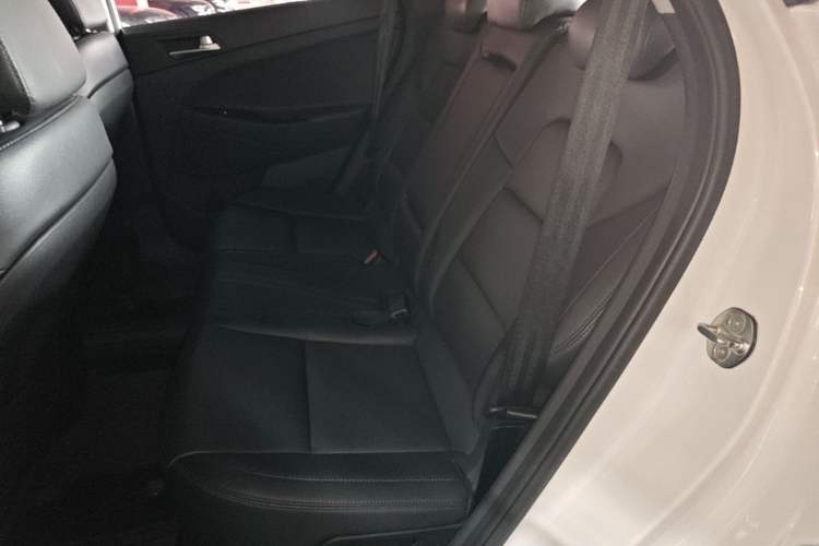 Used Hyundai Tucson 2015 1.6T Dual-Clutch Two-Wheel-Drive Smart Model Left Rear Seat