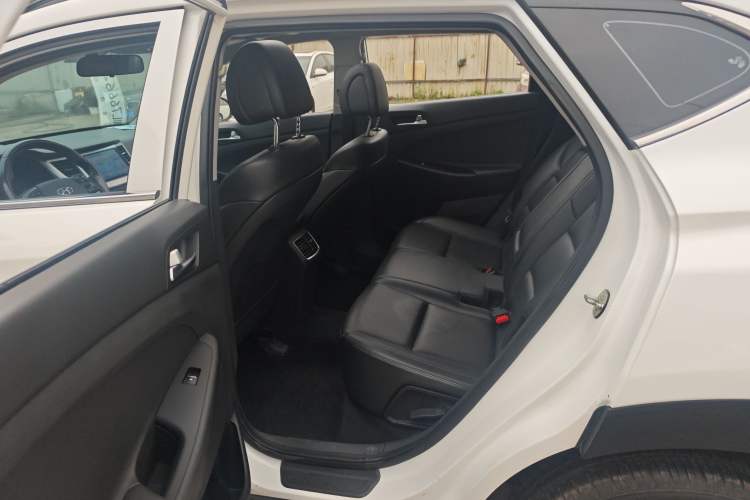 Used Hyundai Tucson 2015 2.0L Automatic Two-Wheel Drive Smart Version Left Rear Seat