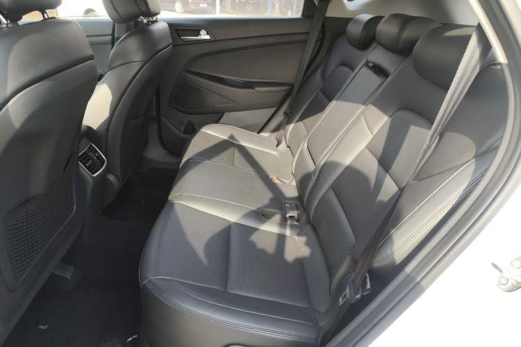 Used Hyundai Tucson 2015 1.6T Dual-Clutch Two-Wheel-Drive Smart Model Left Rear Seat