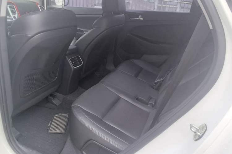 Used Hyundai Tucson 2015 1.6T Dual-Clutch Four-Wheel Drive Flagship Model Left Rear Seat