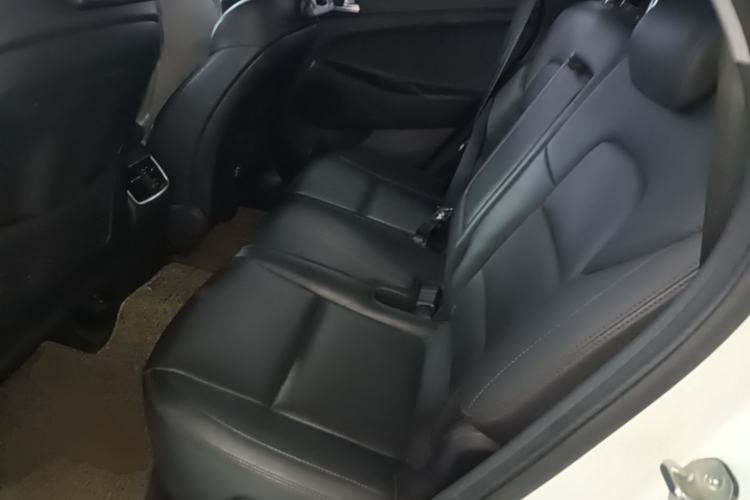 Used Hyundai Tucson 2015 2.0L Automatic Two-Wheel Drive Smart Version Left Rear Seat