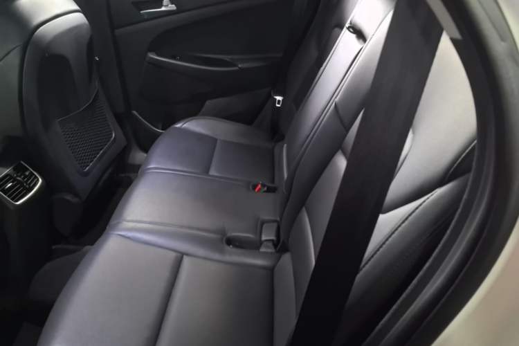 Used Hyundai Tucson 2015 1.6T Dual-Clutch Two-Wheel-Drive Leading Model Left Rear Seat