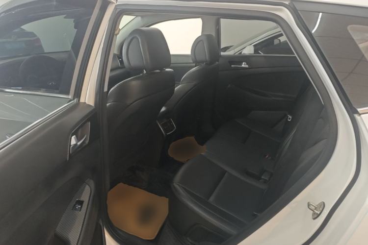 Used Hyundai Tucson 2015 1.6T Dual-Clutch Two-Wheel-Drive Leading Model Left Rear Seat