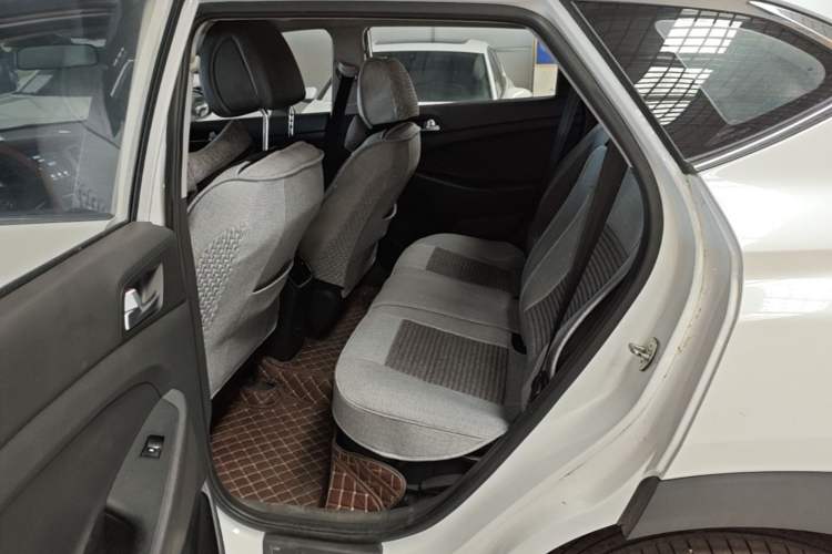 Used Hyundai Tucson 2015 1.6T Dual-Clutch Two-Wheel-Drive Smart Model Left Rear Seat