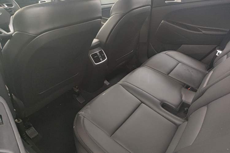 Used Hyundai Tucson 2015 1.6T Dual-Clutch Two-Wheel-Drive Smart Model Left Rear Seat