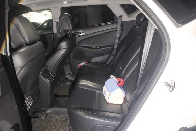 Used Hyundai Tucson 2015 1.6T Dual-Clutch Two-Wheel-Drive Smart Model Left Rear Seat