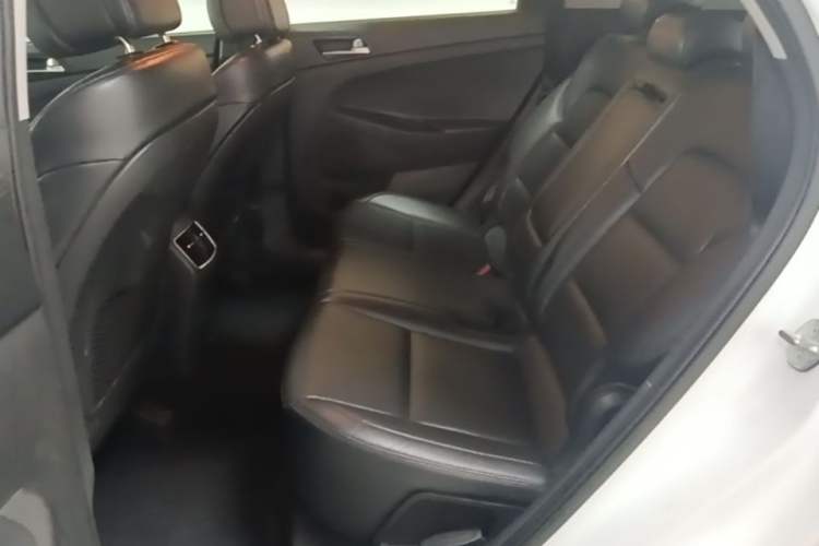 Used Hyundai Tucson 2015 1.6T Dual-Clutch Two-Wheel-Drive Smart Model Left Rear Seat