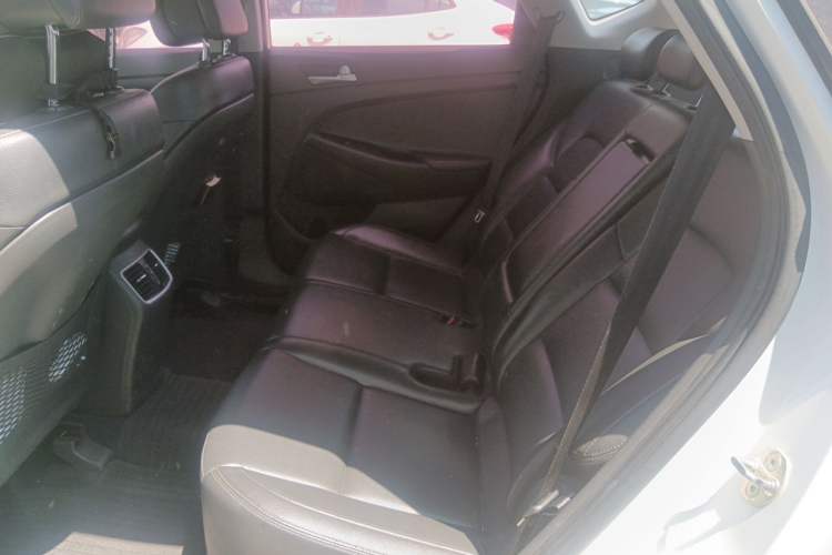 Used Hyundai Tucson 2015 2.0L Automatic Two-Wheel Drive Smart Version Left Rear Seat