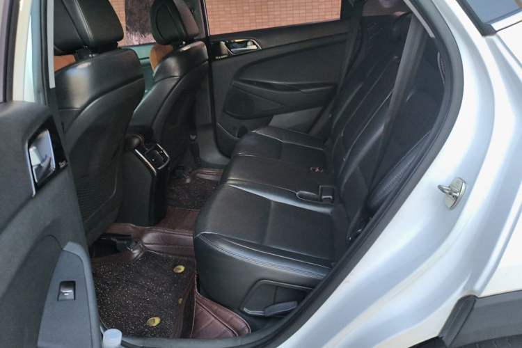 Used Hyundai Tucson 2015 1.6T Dual-Clutch Two-Wheel-Drive Leading Model Left Rear Seat