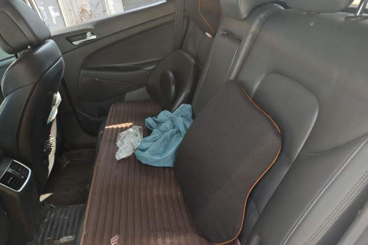 Used Hyundai Tucson 2015 2.0L Automatic Two-Wheel Drive Smart Version Left Rear Seat