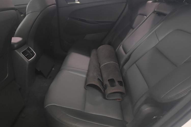 Used Hyundai Tucson 2015 1.6T Dual-Clutch Two-Wheel-Drive Leading Model Left Rear Seat