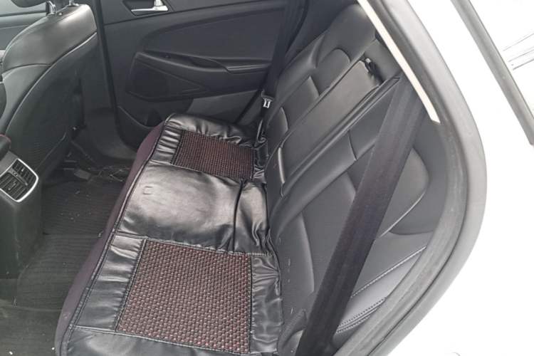 Used Hyundai Tucson 2015 2.0L Automatic Two-Wheel Drive Smart Version Left Rear Seat