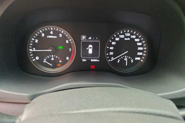 Used Hyundai Tucson 2015 1.6T Dual-Clutch Two-Wheel-Drive Smart Model Odometer Close Up