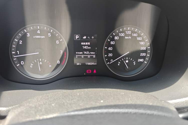 Used Hyundai Tucson 2015 1.6T Dual-Clutch Two-Wheel-Drive Leading Model Odometer Close Up