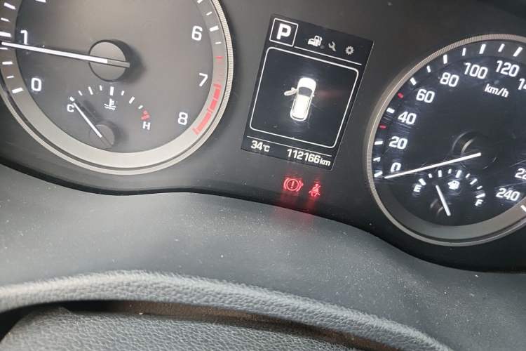 Used Hyundai Tucson 2015 1.6T Dual-Clutch Two-Wheel-Drive Smart Model Odometer Close Up