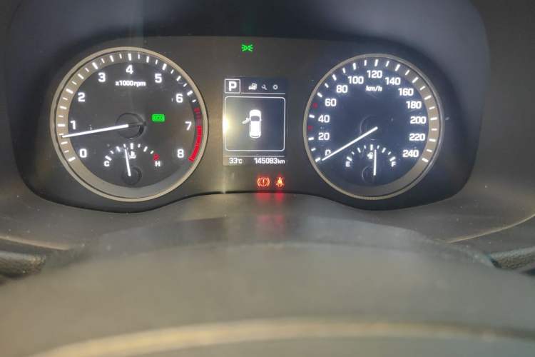Used Hyundai Tucson 2015 1.6T Dual-Clutch Two-Wheel-Drive Smart Model Odometer Close Up