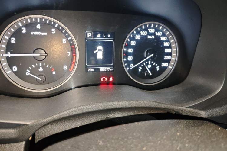 Used Hyundai Tucson 2015 1.6T Dual-Clutch Two-Wheel-Drive Smart Model Odometer Close Up
