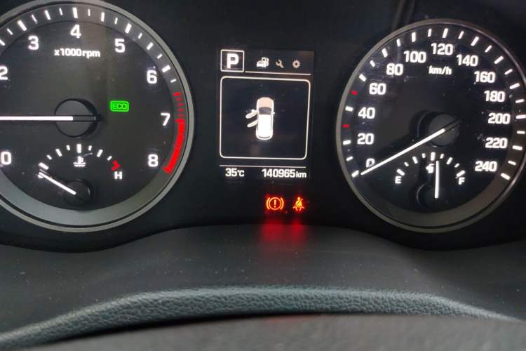 Used Hyundai Tucson 2015 1.6T Dual-Clutch Two-Wheel-Drive Leading Model Odometer Close Up