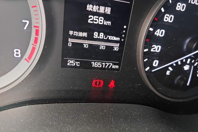 Used Hyundai Tucson 2015 1.6T Dual-Clutch Two-Wheel-Drive Smart Model Odometer Close Up