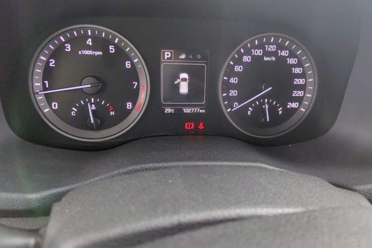 Used Hyundai Tucson 2015 1.6T Dual-Clutch Two-Wheel-Drive Smart Model Odometer Close Up