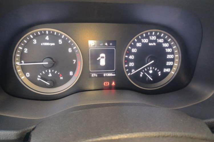Used Hyundai Tucson 2015 1.6T Dual-Clutch Two-Wheel-Drive Smart Model Odometer Close Up