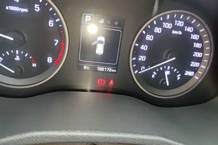 Used Hyundai Tucson 2015 1.6T Dual-Clutch Two-Wheel-Drive Smart Model Odometer Close Up