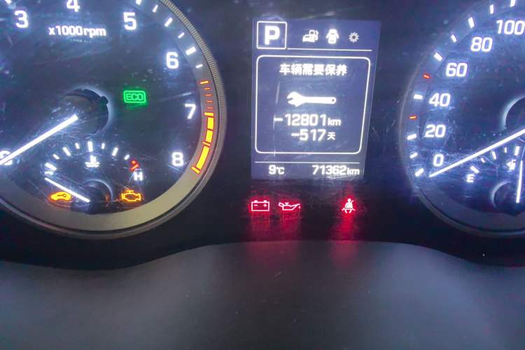 Used Hyundai Tucson 2015 1.6T Dual-Clutch Two-Wheel-Drive Smart Model Odometer Close Up