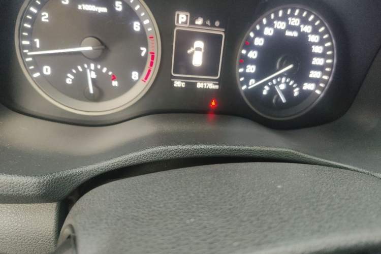 Used Hyundai Tucson 2015 1.6T Dual-Clutch Two-Wheel-Drive Smart Model Odometer Close Up