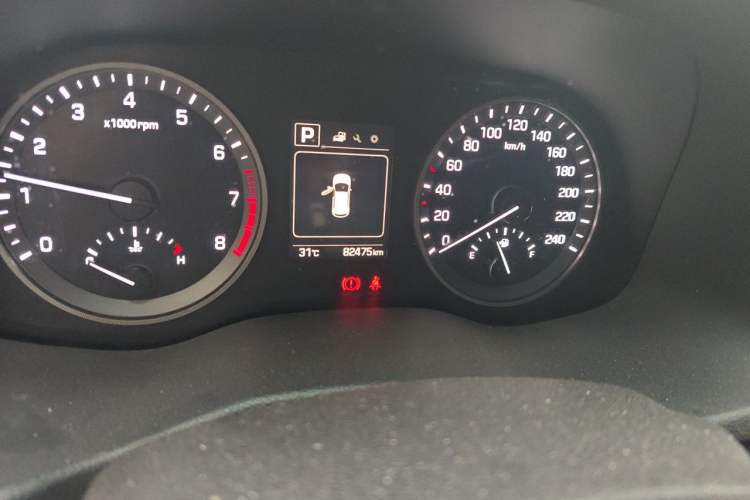 Used Hyundai Tucson 2015 1.6T Dual-Clutch Two-Wheel-Drive Smart Model Odometer Close Up