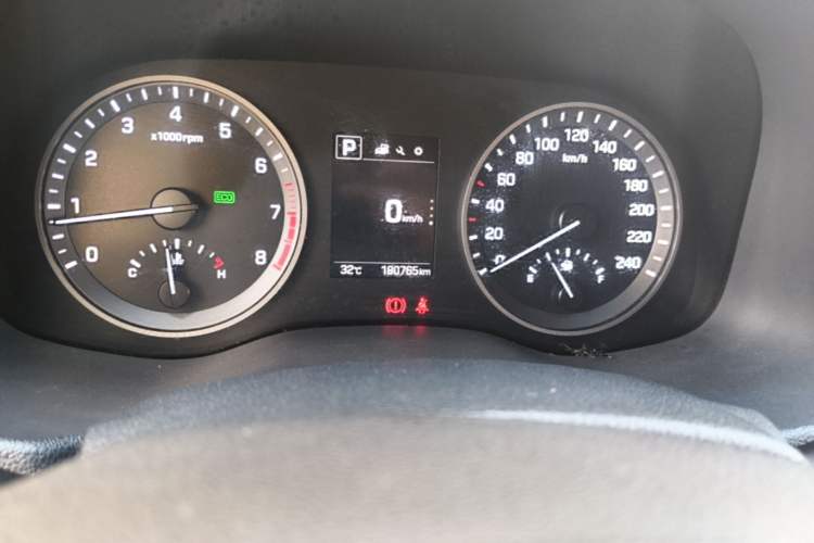 Used Hyundai Tucson 2015 1.6T Dual-Clutch Two-Wheel-Drive Smart Model Odometer Close Up