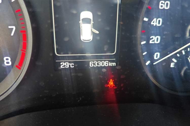Used Hyundai Tucson 2015 1.6T Dual-Clutch Two-Wheel-Drive Smart Model Odometer Close Up