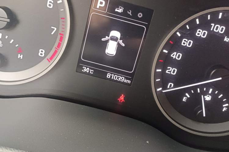 Used Hyundai Tucson 2015 2.0L Automatic Two-Wheel Drive Smart Version Odometer Close Up