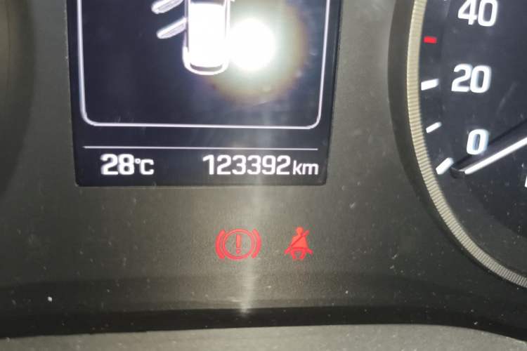 Used Hyundai Tucson 2015 1.6T Dual-Clutch Two-Wheel-Drive Smart Model Odometer Close Up