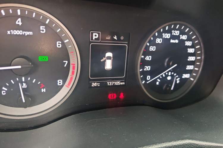Used Hyundai Tucson 2015 1.6T Dual-Clutch Two-Wheel-Drive Leading Model Odometer Close Up