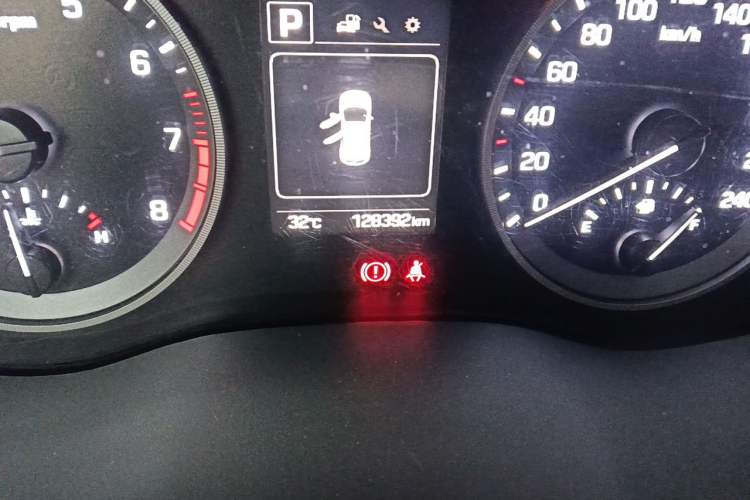 Used Hyundai Tucson 2015 1.6T Dual-Clutch Two-Wheel-Drive Smart Model Odometer Close Up