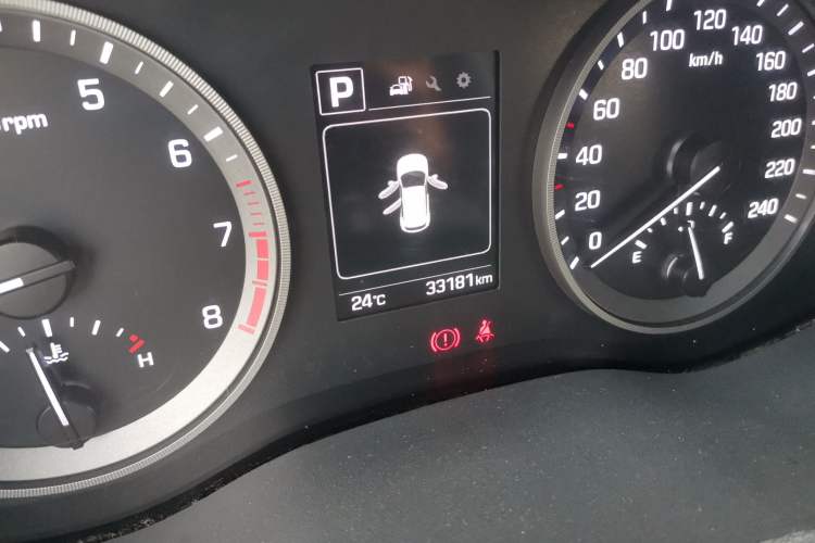Used Hyundai Tucson 2015 1.6T Dual-Clutch Two-Wheel-Drive Smart Model Odometer Close Up