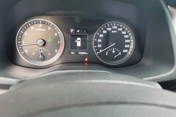Used Hyundai Tucson 2015 1.6T Dual-Clutch Two-Wheel-Drive Smart Model Odometer Close Up
